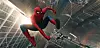 Spider-Man henger i en krok mellom bygninger over en gate.