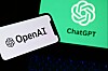 Mobil og laptop med OpenAI- og ChatGPT-logoer på grønne og hvite skjermer.