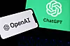 Mobil og laptop med OpenAI- og ChatGPT-logoer på grønne og hvite skjermer.