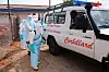 Bilde av helsearbeidere som desinfiserer en ambulanse i Kongo. Foto: AP Foto