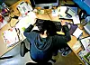 Bildet viser en kvinne på kontoret som hviler hodet på tastaturet.