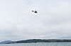 Bildet viser et helikopter over sjøen, der et skip kolliderte med en fritidsbåt. Foto: Björn Larsson Rosvall / TT / NTB