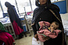 Afghansk kvinne holder et lite spedbarn i en sykehusseng på en ernæringsavdeling i Kabul.