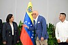 Dinorah Figuera og Jorge Rodríguez står foran det venezuelanske flagget under et offisielt møte i Caracas.