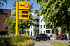 Uno-X-stasjon på Bekkestua med pris skilt for bensin og diesel ved veien.