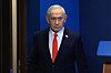 Benjamin Netanyahu står foran blå bakgrunn under en pressekonferanse i Jerusalem.