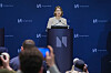 Ida Wolden Bache presenterer rentebeslutningen fra en talerstol foran Norges Bank-bakgrunn.