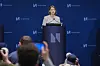 Ida Wolden Bache presenterer rentebeslutningen fra en talerstol foran Norges Bank-bakgrunn.