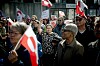 Demonstranter holder flagg og plakater utenfor det nye amerikanske konsulatet i Nuuk.
