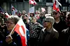 Demonstranter holder flagg og plakater utenfor det nye amerikanske konsulatet i Nuuk.