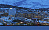 Kveldslandskap i Tromsø med opplyste bygg ved Universitetssykehuset i Nord-Norge.