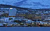 Kveldslandskap i Tromsø med opplyste bygg ved Universitetssykehuset i Nord-Norge.