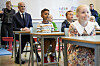 Statsminister Jonas Gahr Støre og kunnskapsminister Kari Nessa Nordtun besøker elever i et klasserom på Ullevål skole.