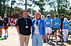 Lars Barstad Løvold og Sylvi Listhaug står foran ungdommer på sommerleir ved Hove leirsenter i Arendal.