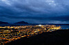Oversiktsbilde av Bodø sentrum med lys i gatene, fjord og mørk himmel.