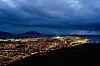 Oversiktsbilde av Bodø sentrum med lys i gatene, fjord og mørk himmel.
