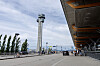 Kontrolltårnet ved Oslo lufthavn Gardermoen ved siden av terminalinngangen og en tom oppkjørsel.