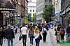 Bilde av folk som går i gatene i Oslo. Foto: Lise Åserud