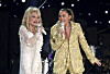 Bildet viser Dolly Parton sammen med Miley Cyrus på scenen i 2019. Foto: Matt Sayles / AP / NTB