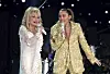 Bildet viser Dolly Parton sammen med Miley Cyrus på scenen i 2019. Foto: Matt Sayles / AP / NTB