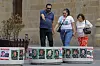 Bildet viser folk som ser på plakater over forsvunnede folk i Mexico.