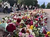 Bildet viser blomsterhav og folk som klemmer hverandre. Foto: Karin Flølo