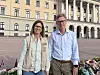 Bildet viser Liv Wisløff Hellerud og Knut Hellerud foran slottet. Foto: Karin Flølo