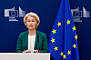 Ursula von der Leyen står ved en talerstol foran EU-flagg under en pressekonferanse.