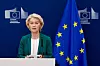 Ursula von der Leyen står ved en talerstol foran EU-flagg under en pressekonferanse.