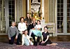 Prins Sverre Magnus (t.v.), dronning Sonja, prinsesse Ingrid Alexandra, kong Harald, Leah Isadora Behn (sittende foran), Emma Tallulah Behn og Maud Angelica Behn på slottet.