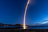 Raketten Spectrum 2 skyter opp fra Andøya Spaceport og etterlater et sterkt lysende spor på nattehimmelen.