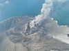 Dronbilde av Anak Krakatau som sender en høy askesøyle opp fra vulkankrateret.
