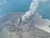 Dronbilde av Anak Krakatau som sender en høy askesøyle opp fra vulkankrateret.