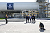 Flere personer i hjelmer står foran en stor industriell tank med Yara-logo.