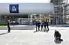 Flere personer i hjelmer står foran en stor industriell tank med Yara-logo.