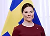 Kronprinsesse Victoria står foran det svenske flagget under et møte i Riga.