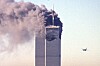 Et passasjerfly nærmer seg et av de røykfylte tvillingtårnene i New York.