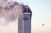 Et passasjerfly nærmer seg et av de røykfylte tvillingtårnene i New York.