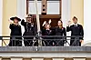 Kong Haakon, dronning Mette-Marit, kronprinsesse Ingrid Alexandra, dronning Sonja og prins Sverre Magnus vinker fra Slottsbalkongen i Oslo etter gravferden.