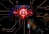 Skjerm viser «Powered by AI», med besøkende i forgrunnen.