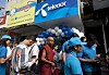 En lang kø av kunder står utenfor en Telenor-butikk med blått skilt i Yangon.