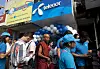 En lang kø av kunder står utenfor en Telenor-butikk med blått skilt i Yangon.