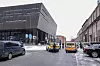 Politibiler står parkert utenfor en skolebygning i vinterføre.