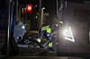 Person i refleksklær håndterer drivstoffslanger ved en Circle K-stasjon om natten.