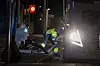 Person i refleksklær håndterer drivstoffslanger ved en Circle K-stasjon om natten.