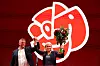 Magdalena Andersson og Tobias Baudin står foran et stort rødt partisymbol og feirer valgresultatet.