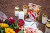 Bilde av lys og blomster for avdøde prinsesse Astrid utenfor Slottet. Foto: Thomas Fure/NTB.