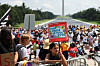 En jente holder et skilt med teksten «Your voice, your vote» foran en folkemengde ved Lincoln Memorial.