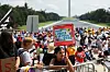 En jente holder et skilt med teksten «Your voice, your vote» foran en folkemengde ved Lincoln Memorial.