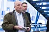 Hans Rustad står foran en blå trapp under en pressekonferanse i Justisdepartementet i Oslo.